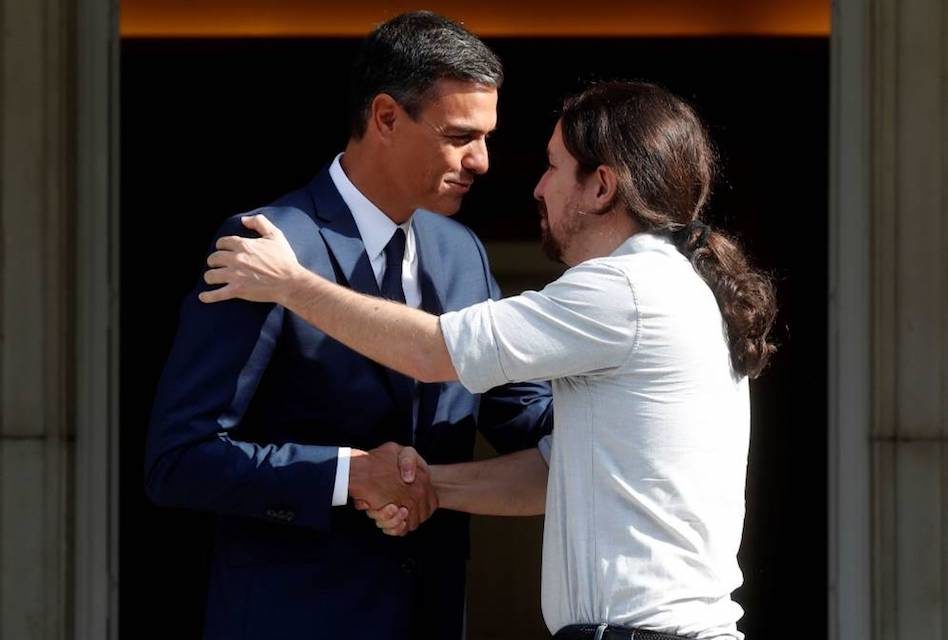 ¿Quién gana, Pedro Sánchez o Pablo Iglesias?  El saludo y la posición corporal en la comunicación no verbal.